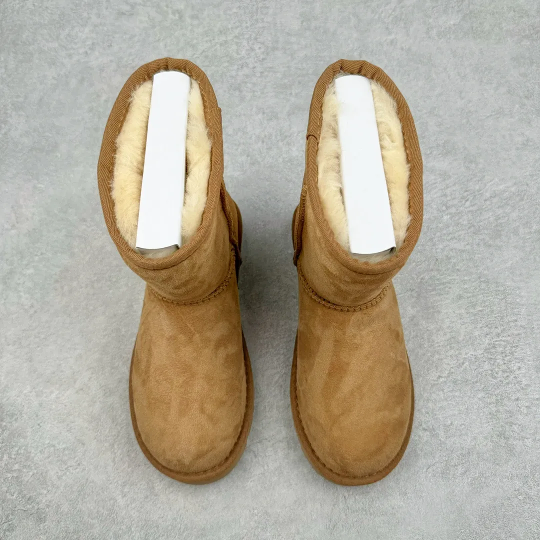 Pick up locally💰520 UGG 6223 Classic autumn and winter sheepskin and fur all-in-one snow boots. All shoes are made from ZP. Longfeng A-grade Australian imported sheepskin and fur all-in-one boots for men and women. Brand OEM production line. Fully follows the ZP process. OEM original pattern maker. Adhering to the principle of no original shoes and no development selection. Pay attention to every detail. The most authentic version on the market TREADLITE "Light Wing" technology outsole Lightweight/durable/flexible/pile size: 35 36 37 38 39 40 41 42 43 44 45 Coding: by2936080